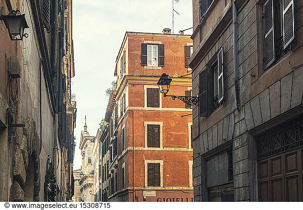 Fassaden an der historischen Altstadt  Rom  Italien