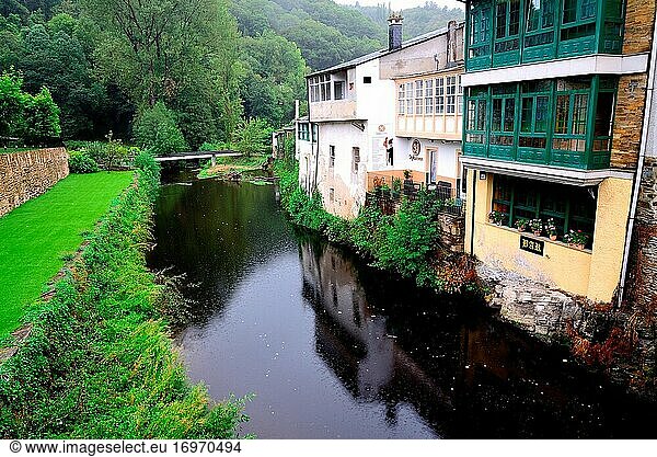 Fassaden über dem Fluss Oribio  Samos  Lugo  Spanien