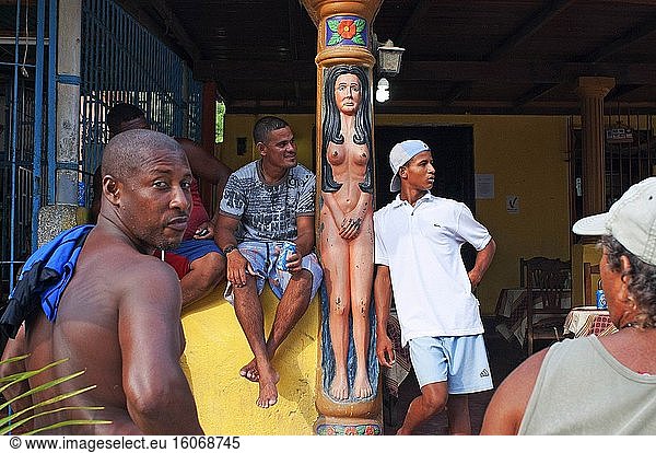 Faule Männer in der Hauptstraße des Dorfes Choroni im Bundesstaat Falcon in Venezuela - Henri-Pittier-Nationalpark  in Venezuela. Er ist von großem touristischem Interesse  da er zusammen mit Tucacas einer der Ausgangspunkte zu den Inseln des Nationalparks Morrocoy ist.