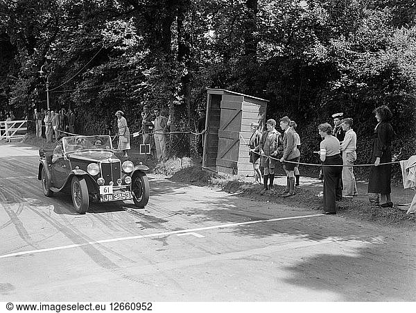 FE Ainleys MG Magnette NA  Gewinner eines Bronzepreises bei der MCC Torquay Rallye  Juli 1937. Künstler: Bill Brunell.