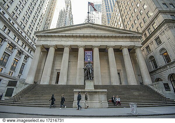 Federal Hall mit George-Washington-Denkmal in der Wall Street  Financial District  Manhattan  New York City  New York State  USA  Nordamerika