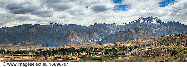 Felder im Heiligen Tal mit den Bergen der Anden im Hintergrund  Peru