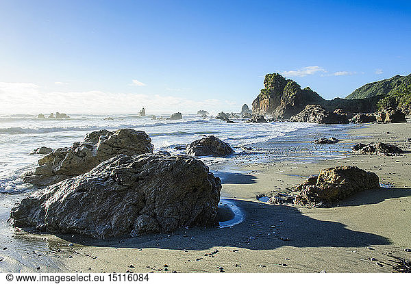 Felsblöcke an einem Strand an der wilden Westküste der Südinsel zwischen Greymouth und Westport  Südinsel  Neuseeland