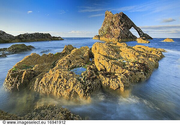 Felsbogen an schottischer Küste  Schottland  Großbritannien  Europa