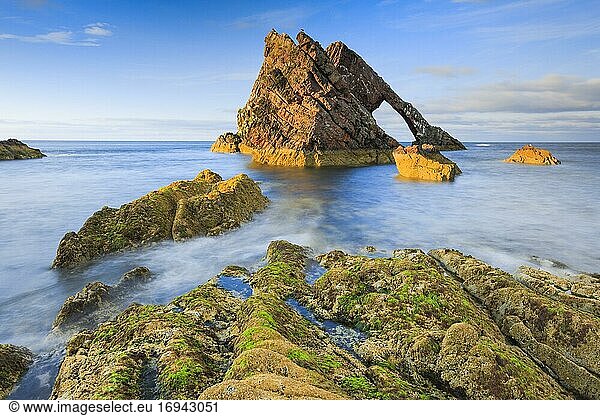 Felsbogen an schottischer Küste  Schottland  Großbritannien  Europa