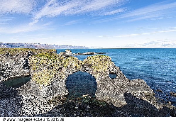 Felsbogen Gatklettur  Basaltküste  Arnarstapi  Snaefellsnes-Halbinsel  Snæfellsnes  Vesturland  Island  Europa