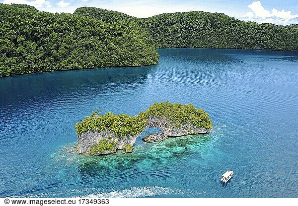 Felsbogen in Lagune von Palau  Pazifik  Republik Palau