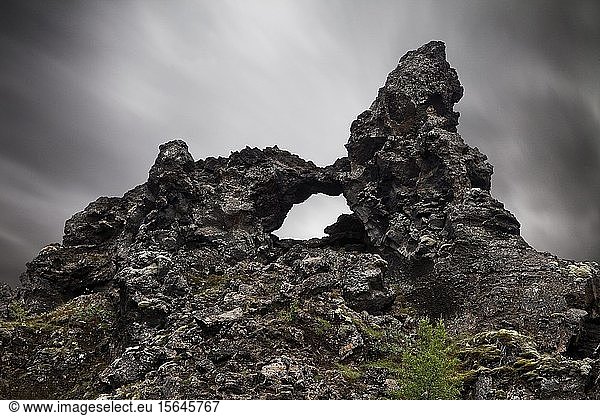 Felsbogen in Lavagestein  Dimmuborgir-Nationalpark  Myvatn  Nordost-Island  Island  Europa