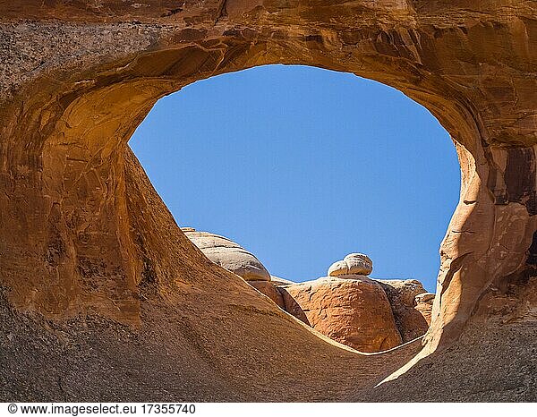 Felsbogen Tunnel Arch  Arches Nationalpark  Moab  Utah  USA  Nordamerika