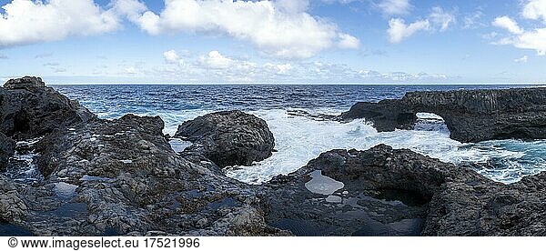 Felsbogen und Küstenlandschaft Charco Manso  El Hierro  Kanarische Inseln  Spanien  Europa