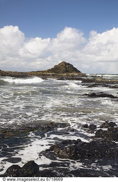 Felsbrocken  Anordnung  vor der Küste