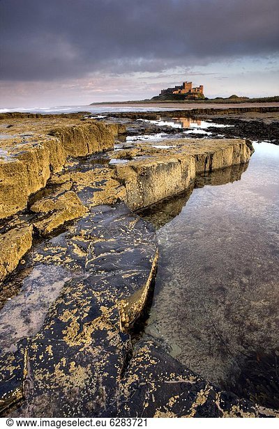 Felsbrocken Europa Palast Schloß Schlösser Abend baden Großbritannien Beleuchtung Licht Fokus auf den Vordergrund Fokus auf dem Vordergrund England Northumberland