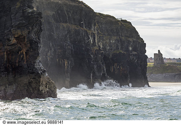 Felsbrocken Palast Schloß Schlösser Dunkelheit Steilküste gerade Hintergrund Schloßturm Vernichtung Kerry County Ballybunion Irland Wellen brechen