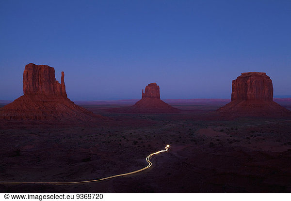 Felsbrocken Vereinigte Staaten von Amerika USA Auto Landschaft fahren Wüste Anordnung Nostalgie lang langes langer lange Spitzkoppe Afrika Utah