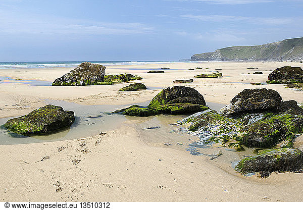 Felsen am Strand bei Ebbe  Watergate Bay  Cornwall  England  Vereinigtes Königreich  Europa