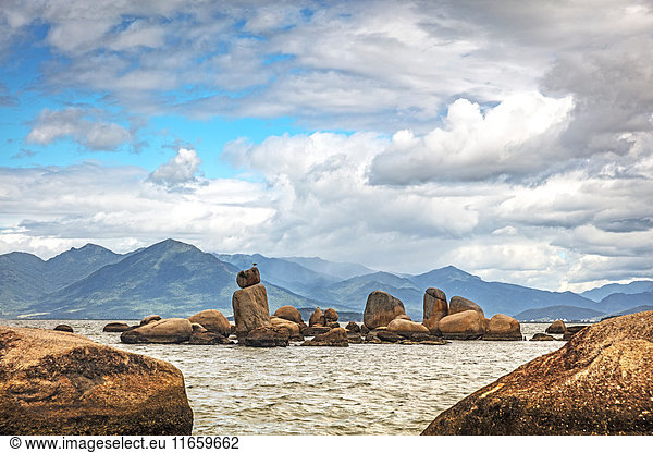 Felsen im Meer durch Berge  Florianopolis  Santa Catarina  Brasilien