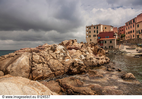 Felsen und Häuser Marciana Stadt, Insel Elba, Italien