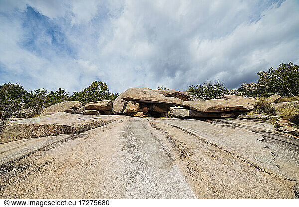 Felsenberg gegen Himmel im Wald bei La Pedriza Madrid Spanien