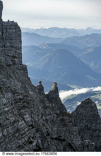 Felsenformation  Blick über Berglandschaft  Nuaracher Höhenweg  Loferer Steinberge  Tirol  Österreich  Europa