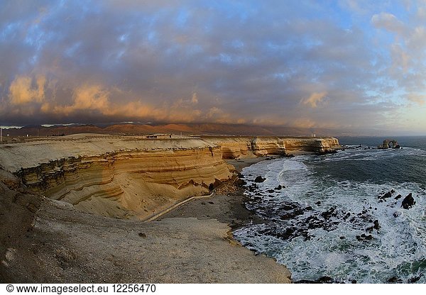 Felsenküste mit Bogen La Portada bei Sonnenuntergang mit Wolken  Antofagasta  Región de Antofagasta  Chile  Südamerika