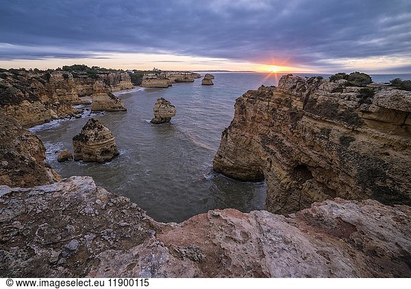 Felsenküste  Praia de Marinha  Sonnenaufgang  Benagil  Faro  Algarve  Portugal  Europa