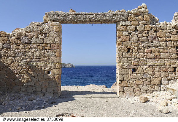 Felsentor in Firapotamos  hinten Blick auf blaues Meer  Milos  Kykladen  Griechenland  Europa