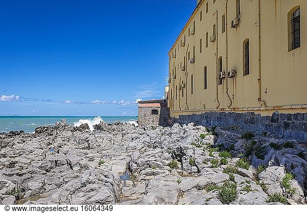 Felsenufer in der Stadt Cefalu an der tyrrhenischen Küste Siziliens  Italien.