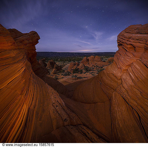 Felsformation aus rotem Sandstein in der abgelegenen Wüste Arizonas unter einer St