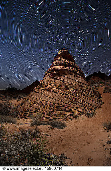 Felsformation aus rotem Sandstein in der abgelegenen Wüste Arizonas unter einer St