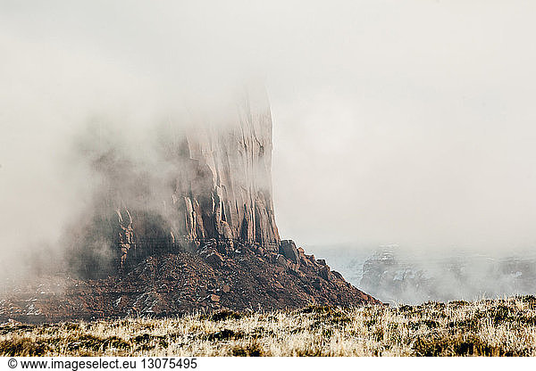 Felsformation im Monument Valley bei nebligem Wetter