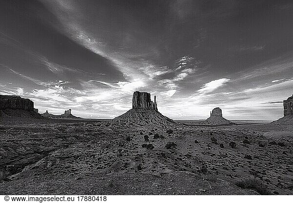 Felsformation im Monument Valley  markante Felsen  West Mitten Butte  East Mitten Butte am Horizont  Abenddämmerung  monochrom  Filmkulisse  Arizona  USA  Nordamerika