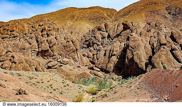 Felsformationen in der Nähe des Dorfes Imzzoudar im Dades-Tal  Marokko  Nordafrika.