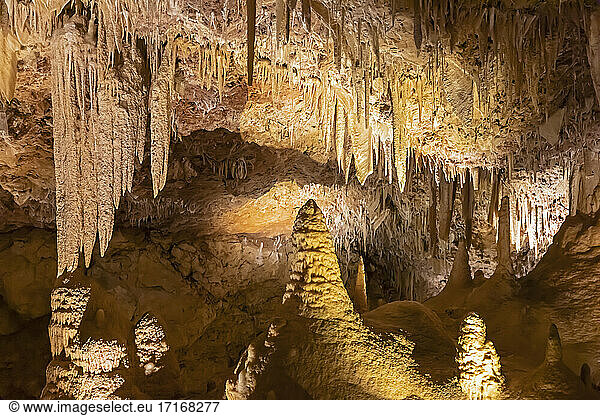 Felsformationen in der Ngilgi-Höhle