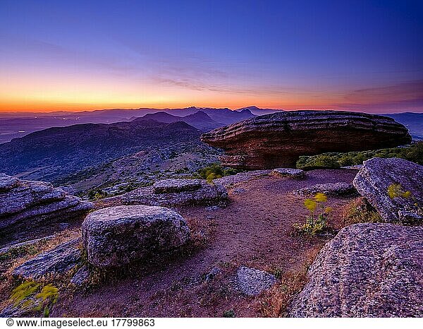 Felsformationen Sombrerillo aus Kalkstein bei Morgendämmerung  Naturschutzgebiet El Torcal  Torcal de Antequera  Provinz Malaga  Andalusien  Spanien  Europa