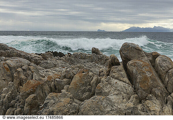 Felsformationen und Meer  De Kelders  Westkap  Südafrika.