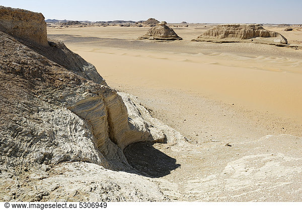 Felsformationen und Wüstenlandschaft zwischen Oase Dakhla und Oase Kharga  Libysche Wüste  Ägypten  Afrika