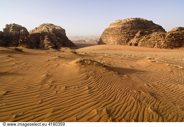 Felsformationen und Windverwehungen in der Wüste Wadi Rum  Jordanien  Naher Osten