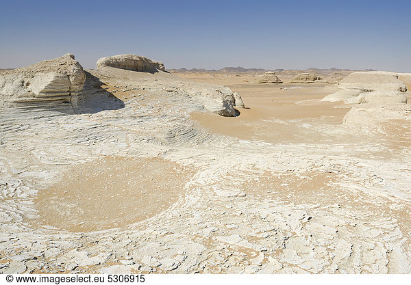Felsformationen Wüstenlandschaft zwischen Oase Dakhla und Oase Kharga Libysche Wüste Sahara Ägypten Afrika