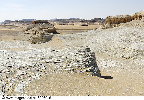 Felsformationen  Wüstenlandschaft zwischen Oase Dakhla und Oase Kharga  Libysche Wüste  Sahara  Ägypten  Afrika
