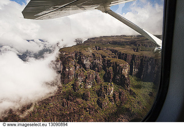 Felsige Berge durch Flugzeugfenster gesehen