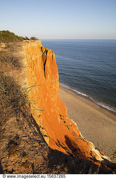 Felsiger Sandstein am Strand  Algarve  Portugal