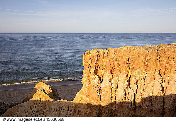 Felsiger Sandstein an der Atlantikküste  Algarve  Portugal