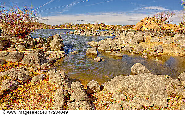 Felsiges Ufer des Watson Lake der durch die Dürre viel Wasser verloren hat der graue Fels war ursprünglich überflutet Arizona Vereinigte Staaten von Amerika Nordamerika