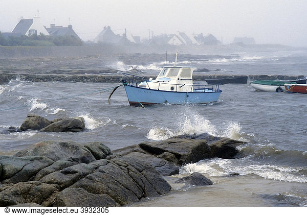 Felsküste mit kleinem Boot  schaukelt in den Wellen  stürmische See  St-GuÈnolÈ  Penmarch  FinistËre  Bretagne  Frankreich  Europa