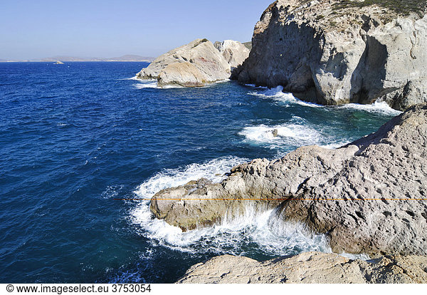 Felsküste mit Wellen und Gischt auf Milos  Kykladen  Griechenland  Europa