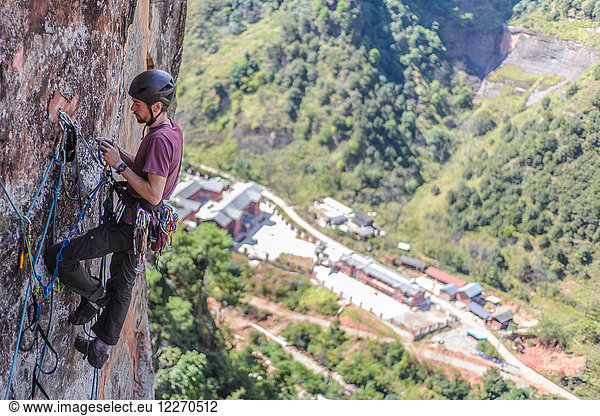 Felskletterer beim Klettern an Sandsteinfelsen  erhöhte Ansicht  Liming  Provinz Yunnan  China