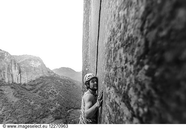 Felskletterer klettert Sandsteinfelsen  Liming  Provinz Yunnan  China