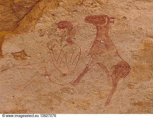 Felsmalerei  Darstellungen von einfarbigen anthropomorphen Figuren waren in der Rundkopfzeit sehr verbreitet. Mensch und Berberschaf. Libyen. ca. 6500 v. Chr.