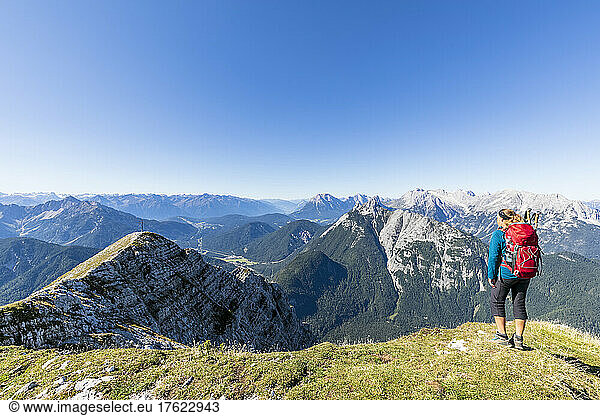 Female hiker admiring view of Brunnensteinspitze