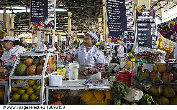 Female vendors selling juice at San Pedro Market  Cusco  Peru